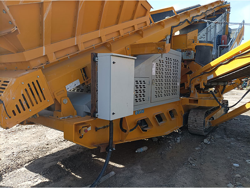 mobile crusher and screening plant